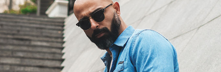 homme chauve stylé avec une barbe
