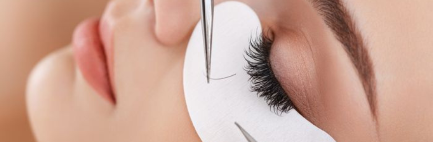 extensions de cils d'une cliente