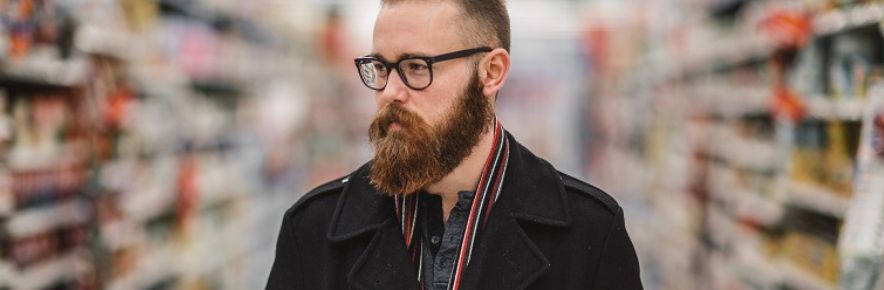barbier avec une longue barbe