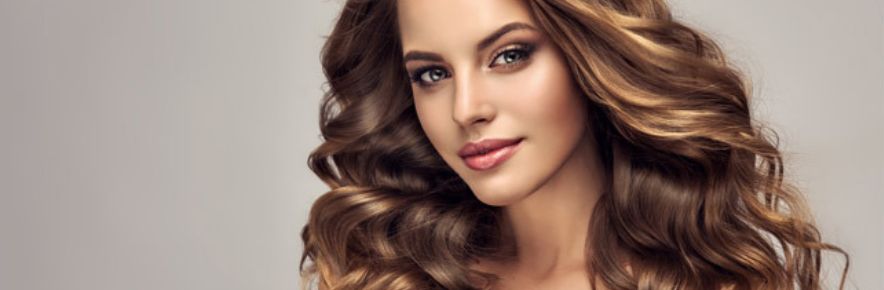 femme mannequin avec les cheveux colorés brun/ chatain