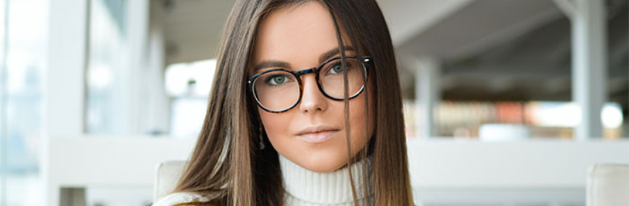 femme avec des lunettes, maquillée