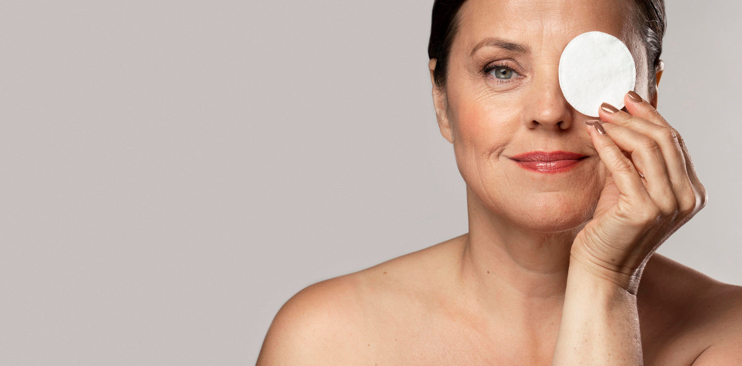 femme avec un coton devant son visage