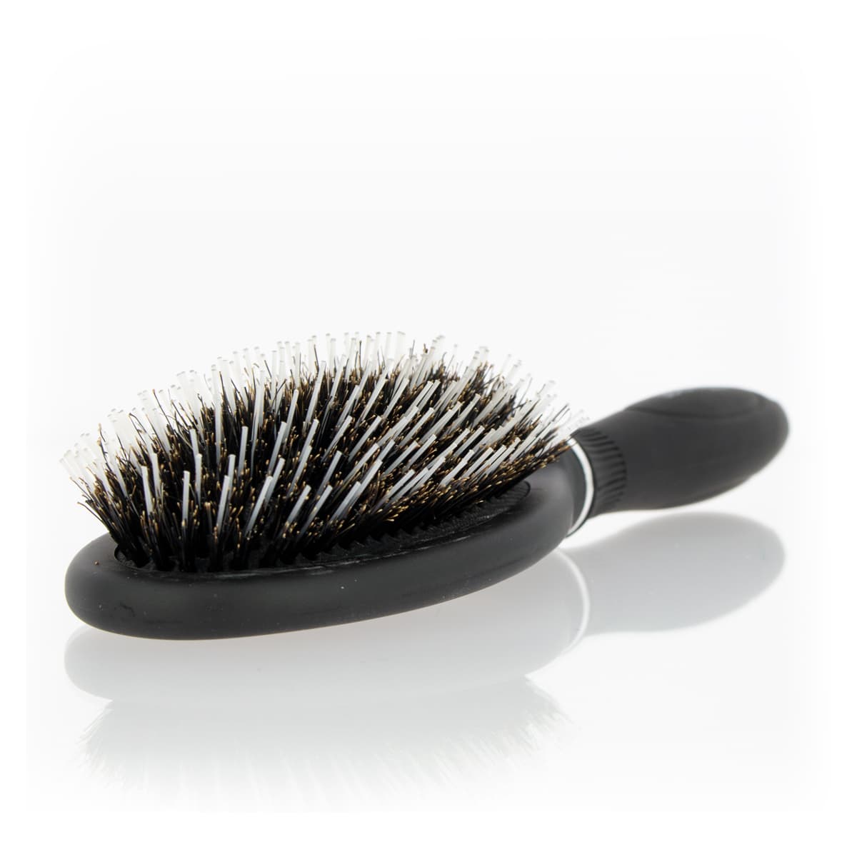 Oval pneumatic brush with mixed bristles